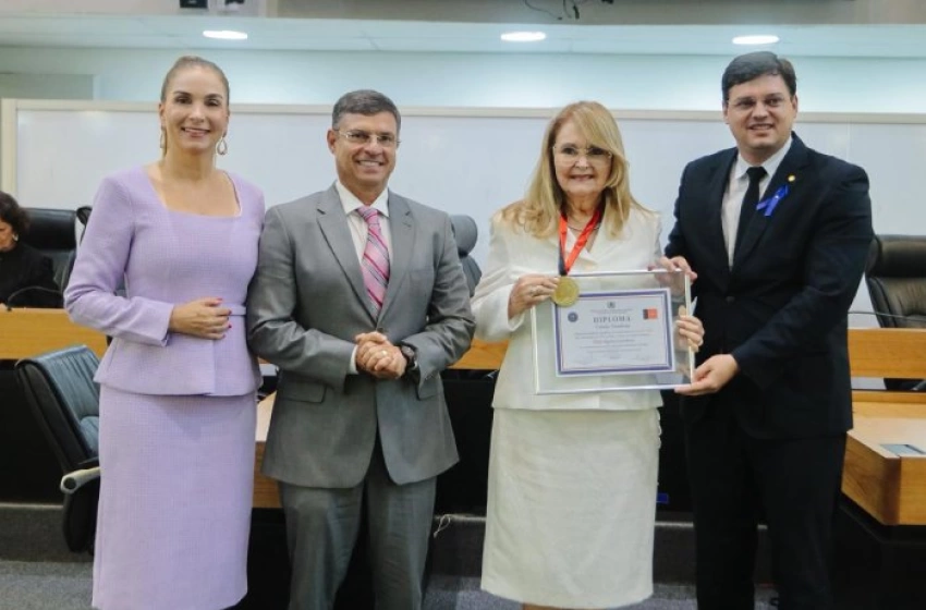 Imagem Medalha Epitácio Pessoa à professora Tânia Castelliano