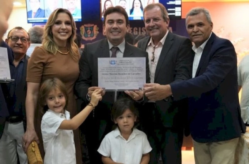 Imagem Título de Cidadão Uiraunense ao prefeito Helder Carvalho