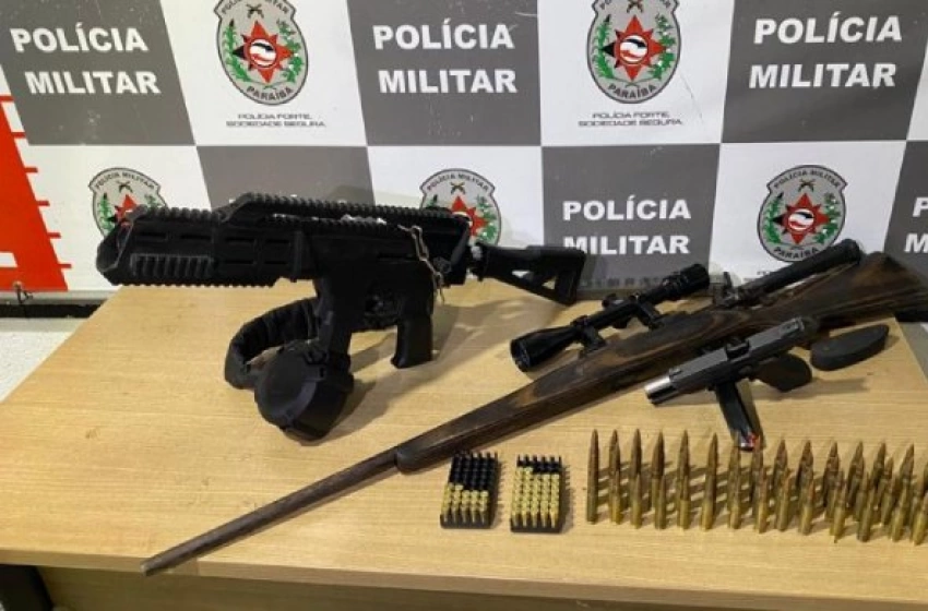 Imagem Apreensão de fuzil, submetralhadora, pistola e drogas