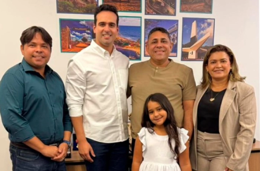 Imagem João Neto ao lado de Lucas Ribeiro, da esposa e da filha