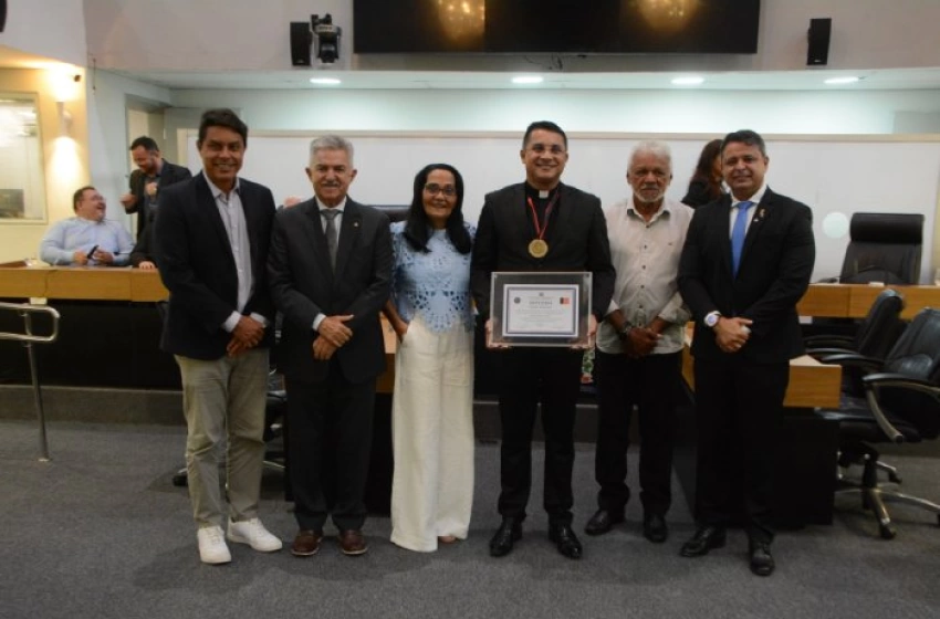 Imagem Título de Cidadão Paraibano ao Padre Irapuan