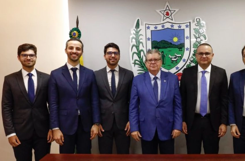 Imagem João Azevêdo fechando acordo com a Advocacia-Geral da União (AGU)