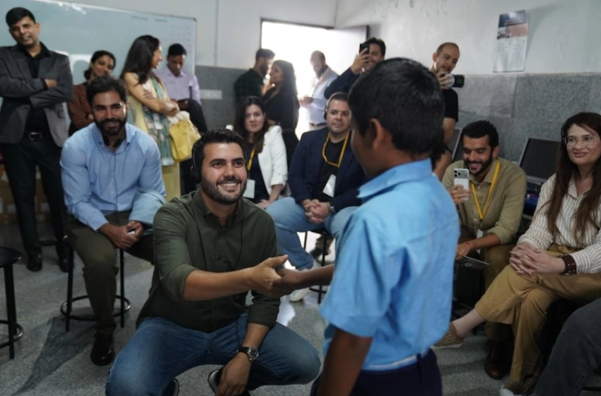 Imagem Wilson Filho ao lado de estudantes no Missão Índia
