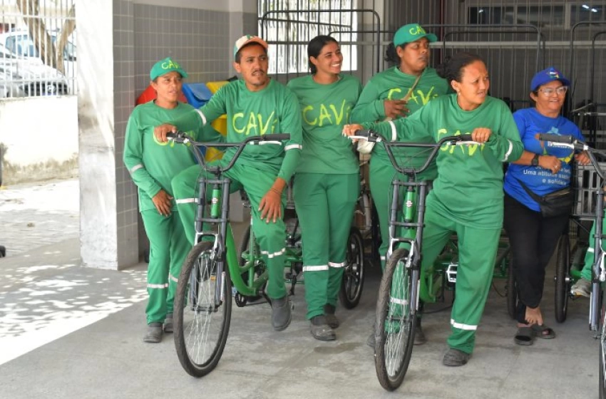 Imagem Entrega de triciclos para catadores de materiais recicláveis