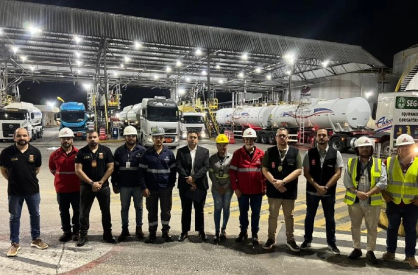 Imagem Apreensão de gasolina adulterada em dois caminhões