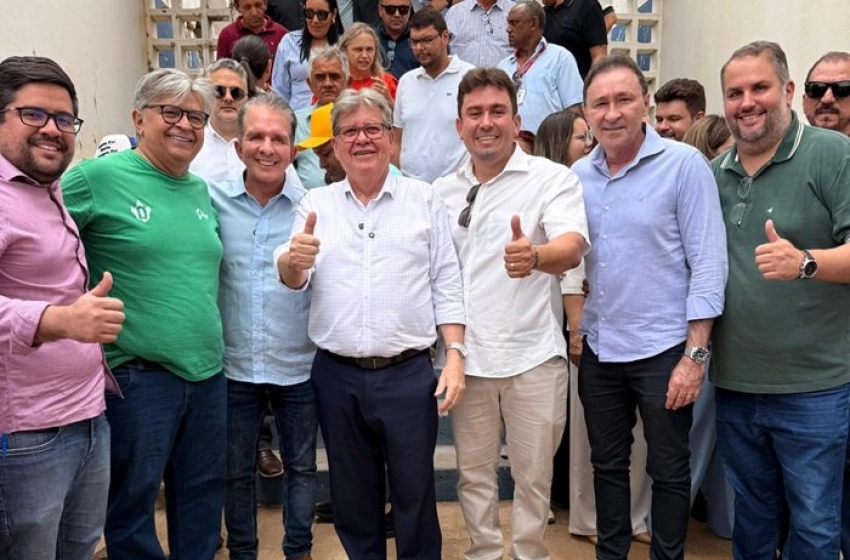 Imagem Helder Carvalho acompanha João Azevêdo na inauguração da PB-384 e entrega do Sistema Adutor de Nazarezinho