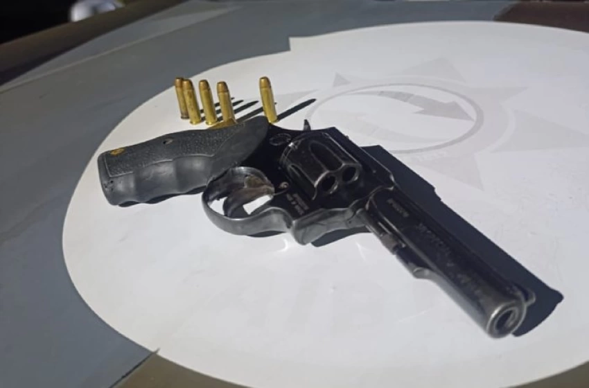 Imagem Arma e munições apreendidas em ação da PM