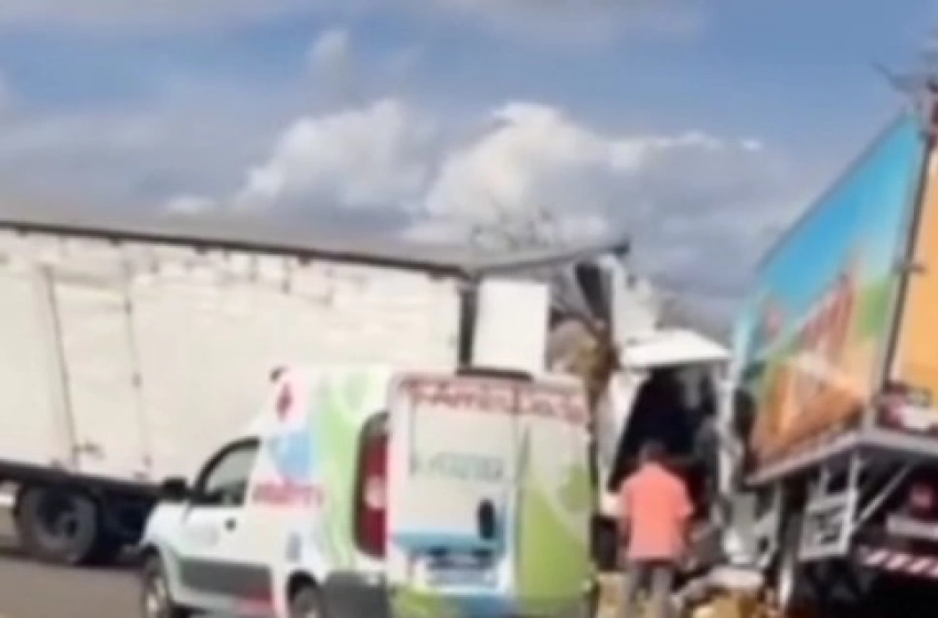 Imagem Acidente envolvendo 03 caminhões