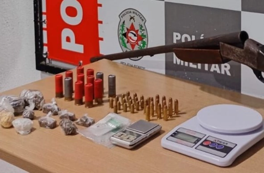 Imagem Armas, munições e drogas apreendidas pela PM