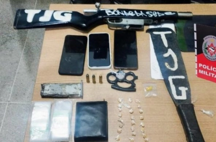 Imagem Apreensão de rifle, um carregador, munições, pedras de crack, um facão e uma soqueira