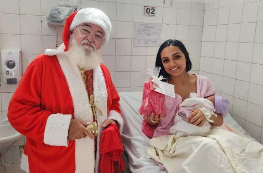Imagem Papai Noel visita Hospital Edson Ramalho e leva alegria do Natal às mães na maternidade 