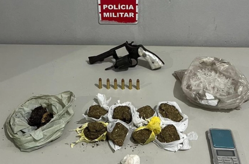 Imagem Arma e drogas apreendidas em ação da Polícia Militar