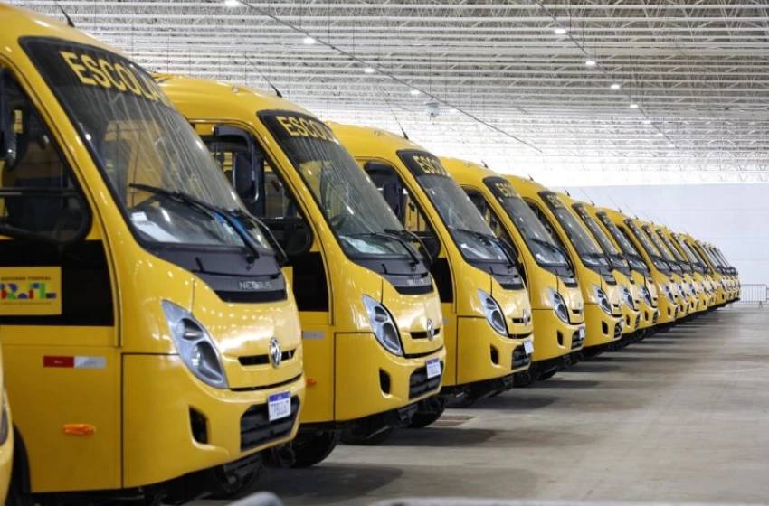 Imagem João Azevêdo entrega mais 78 ônibus escolares e fortalece segurança e conforto no transporte de estudantes 