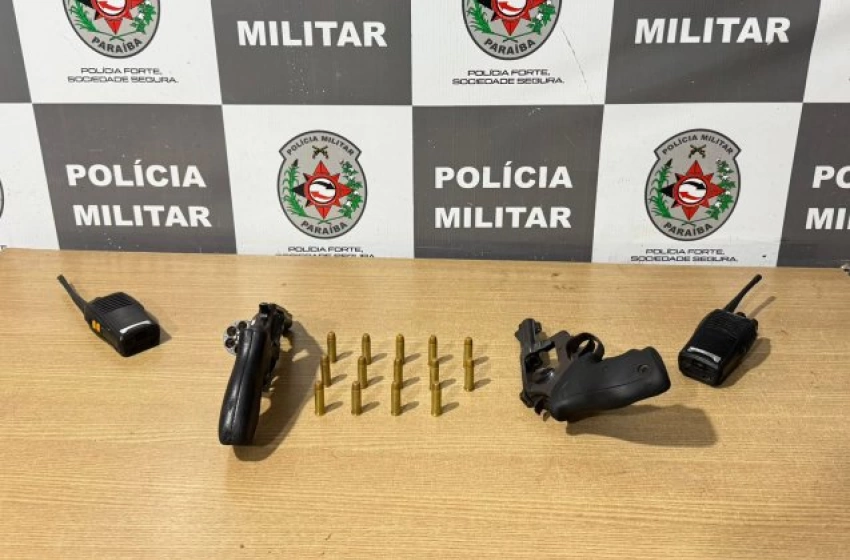 Imagem Armas, munições e rádios apreendidos pela PM