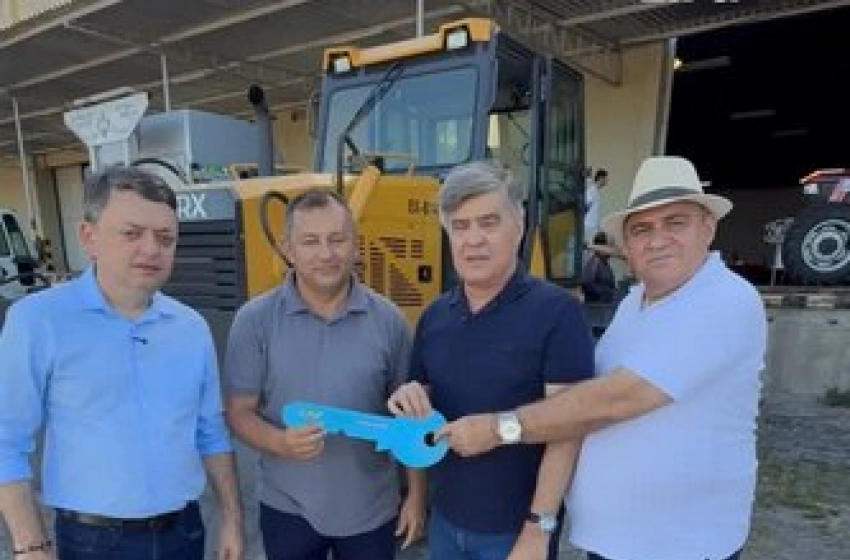 Imagem Entrega de trator de esteira e um caminhão com carroceria