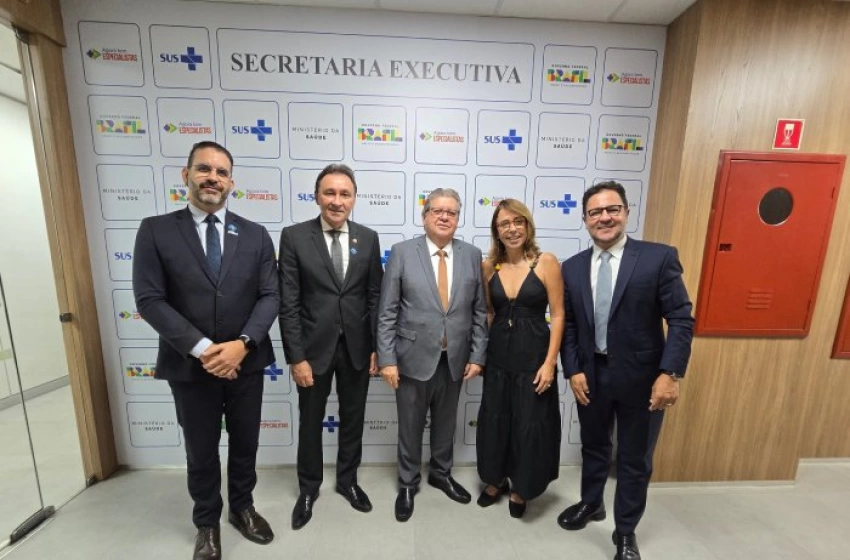 Imagem João Azevêdo em reunião com a secretária executiva adjunta do Ministério da Saúde