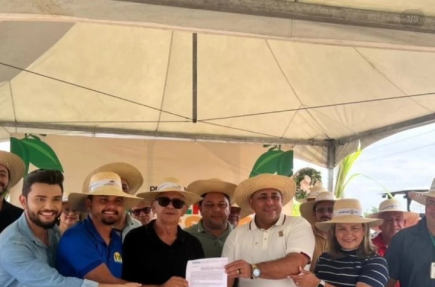 Imagem Entrega de trator para agricultores familiares de Aparecida