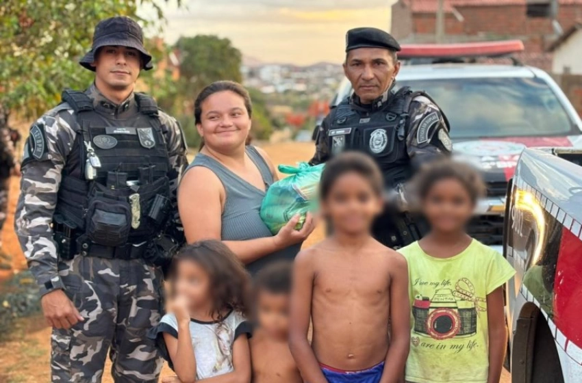 Imagem Policiais militares do 12º BPM entregam cestas básicas arrecadadas na campanha Natal Solidário 