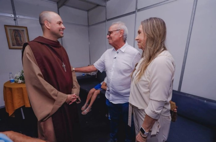 Imagem Cícero ao lado de Frei Gilson