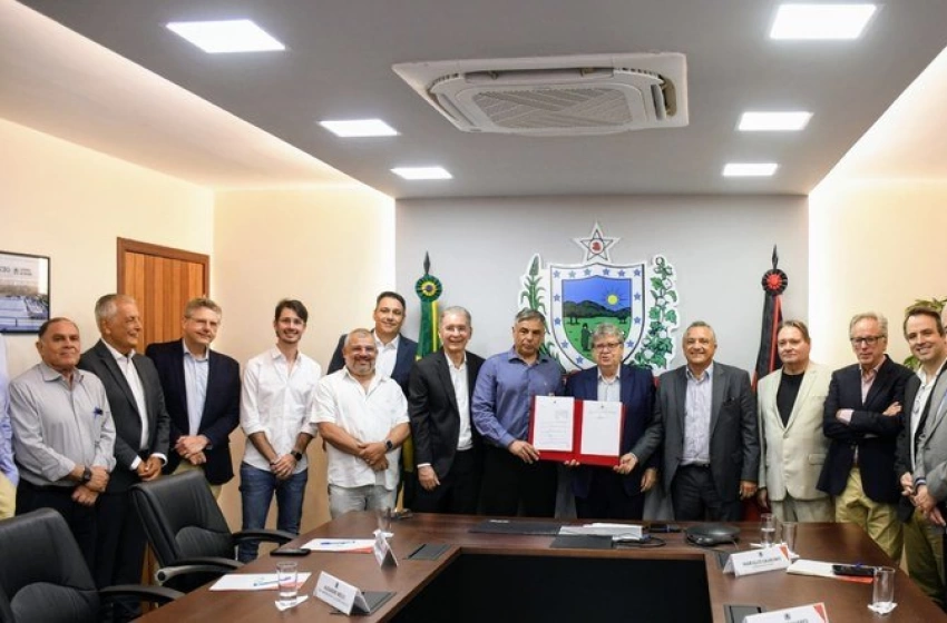 Imagem João Azevêdo assina decretos com incentivo à produção e à competitividade do álcool comercializado na Paraíba