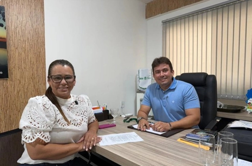 Imagem Helder Carvalho ao lado da secretária de Saúde, Jucemara Oliveira