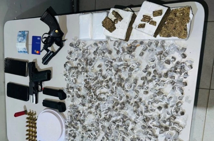 Imagem Arma e drogas apreendidas em ação da PM 