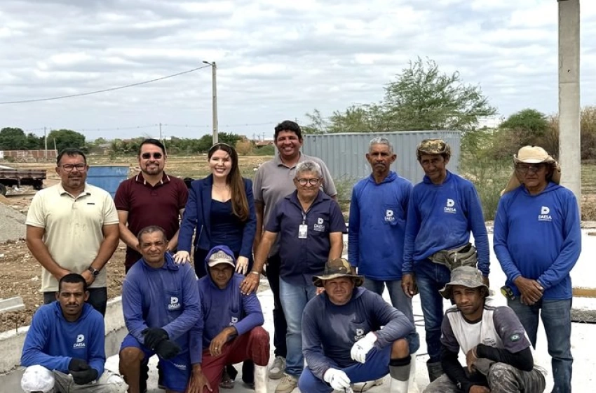 Imagem Amanda Silveira vistoria obra de construção de fossão que é fruto de sua ação parlamentar