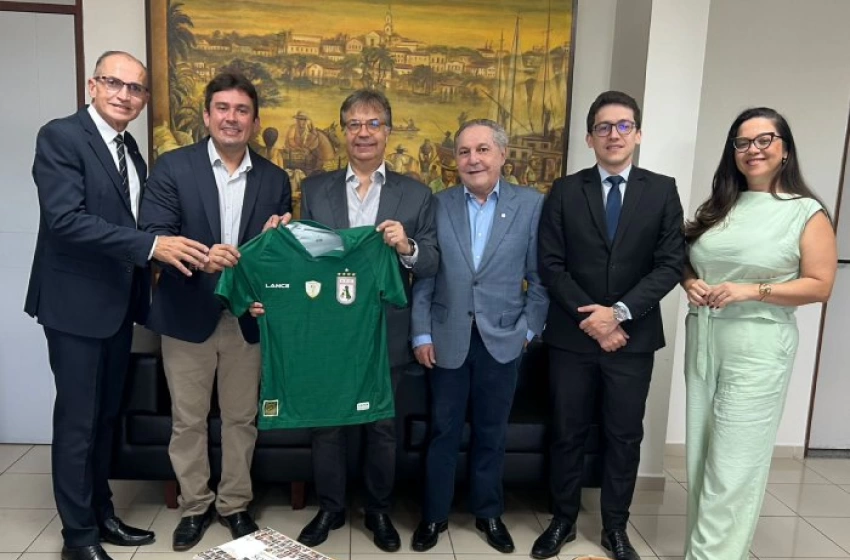 Imagem Helder Carvalho ao lado do presidente do TCE, conselheiro Fábio Túlio Filgueiras Nogueira