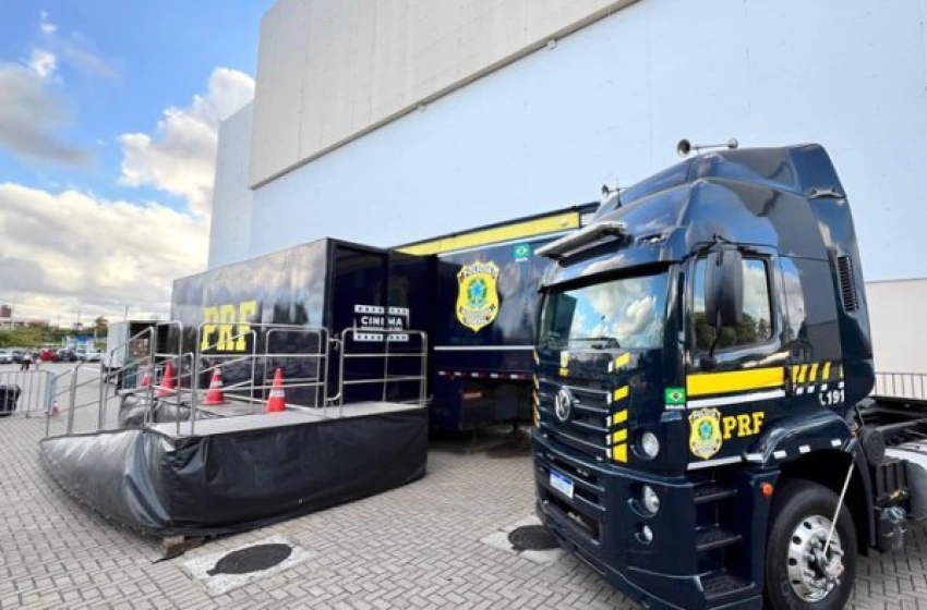 Imagem Carreta do Cinema Rodoviário da PRF