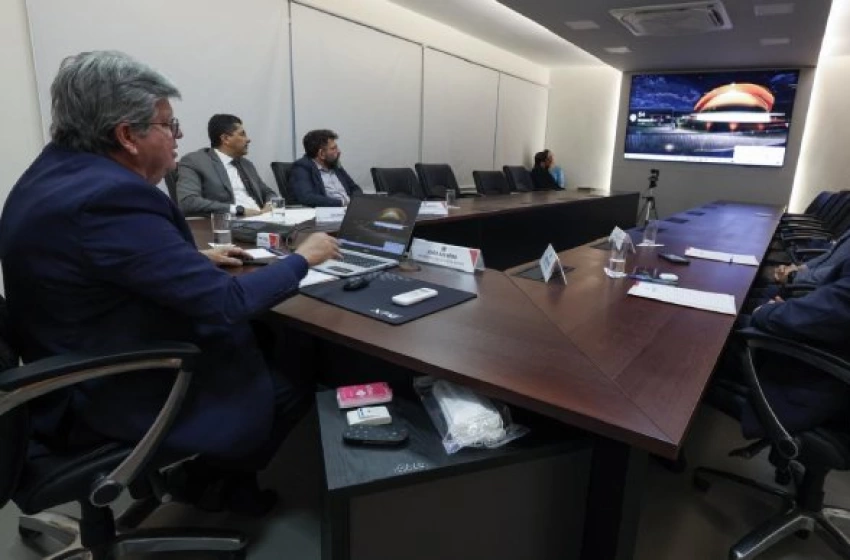 Imagem governador João Azevêdo e o embaixador da Índia no Brasil, Dinesh Bhatia