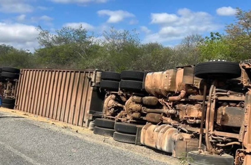 Imagem Tombamento de caminhão de bois