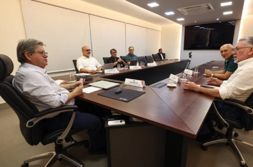 Imagem João Azevêdo e superintendente do Sebrae