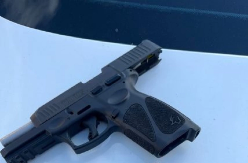 Imagem Pistola apreendida pela Polícia Militar através do Batalhão Especializado em Policiamento Turístico (BEPTur)