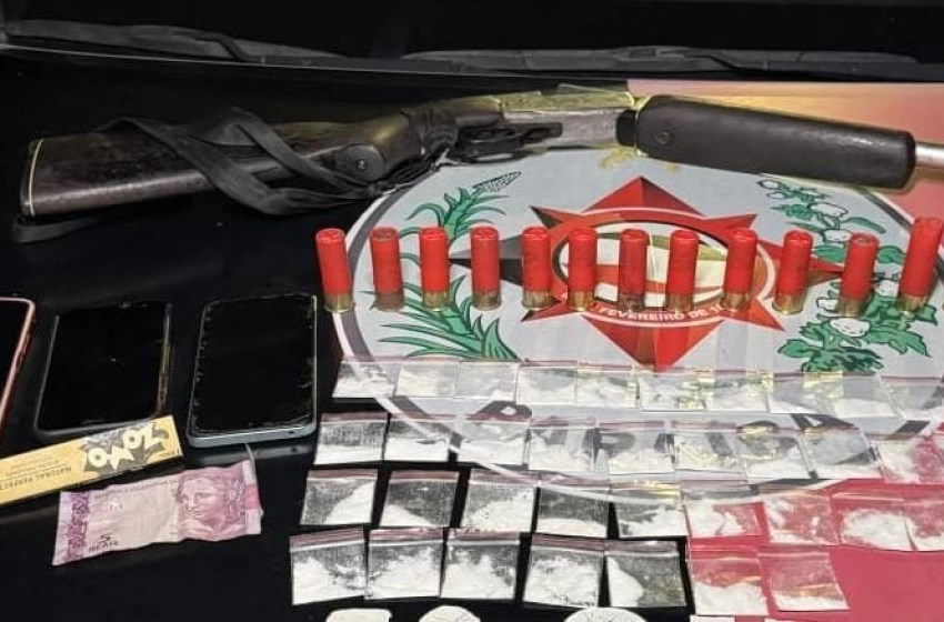 Imagem Espingarda, munições e material do tráfico apreendido pela PM em Bayeux 