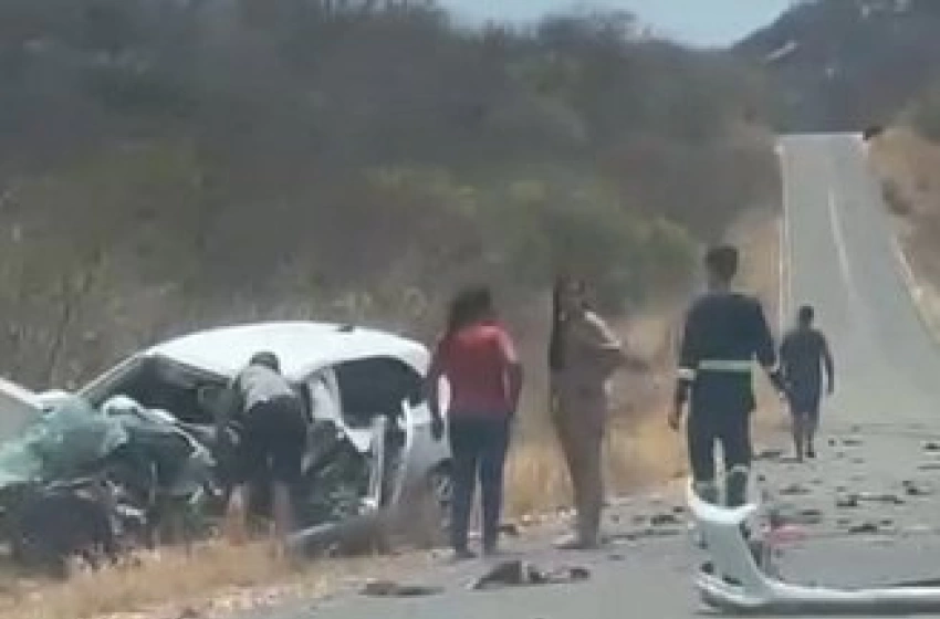 Imagem Colisão frontal entre carro e carreta