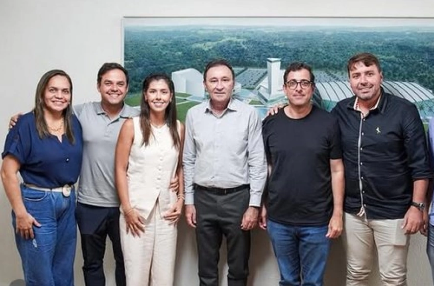 Imagem Gervásio Maia e lideranças de Pilões ao lado de Deusdete Queiroga