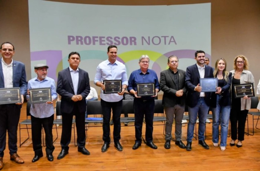 Imagem Entrega premiação a professores e escolas