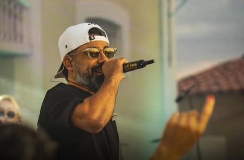 Imagem Cantor Raí Soares, líder da banda Saia Rodada