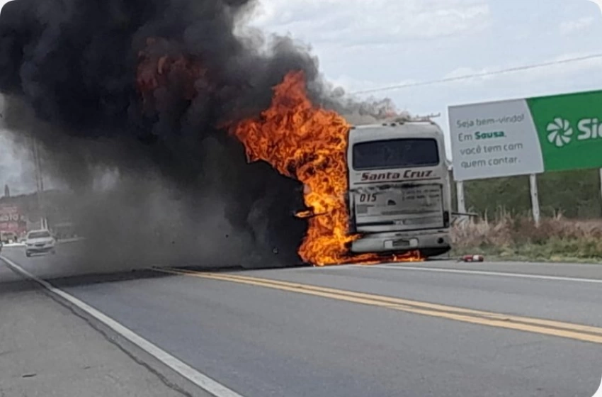 Imagem ônibus da empresa Santa Cruz pega fogo 