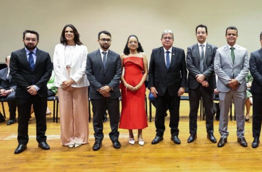 Imagem João Azevêdo empossa novos procuradores e auditores de contas e reafirma compromisso com gestão eficiente 
