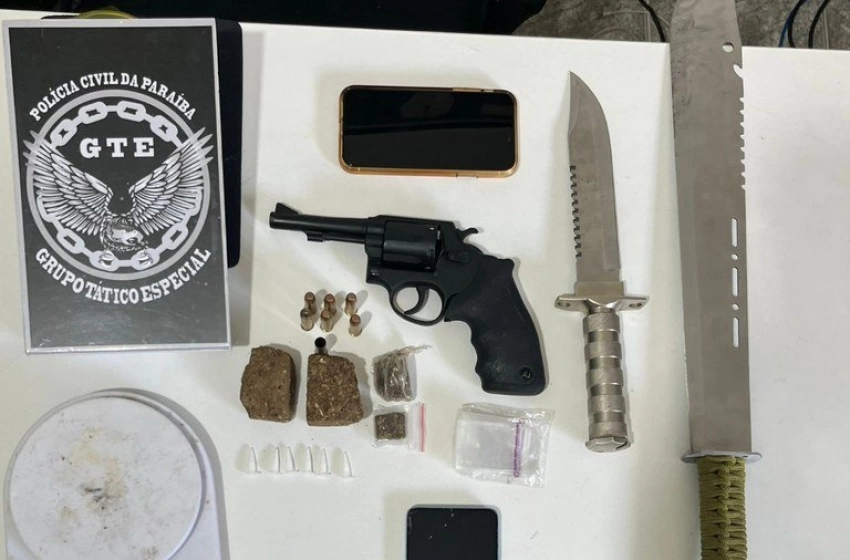 Imagem Drogas e armas apreendidas em ação do GTE, na cidade de Montadas 