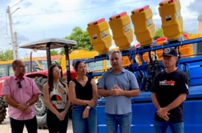 Imagem Entrega de uma nova plantadeira ao Sindicato Rural de São Francisco