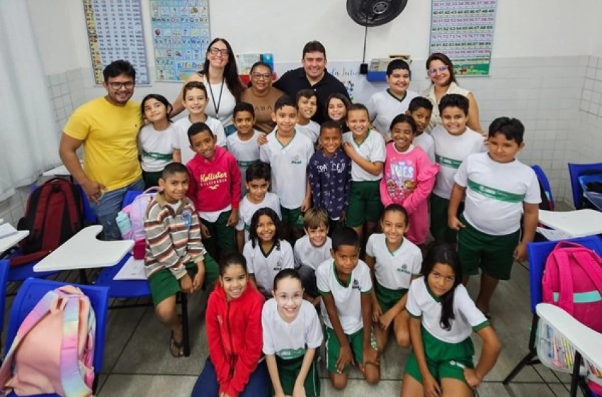 Imagem Helder Carvalho e alunos em Sousa