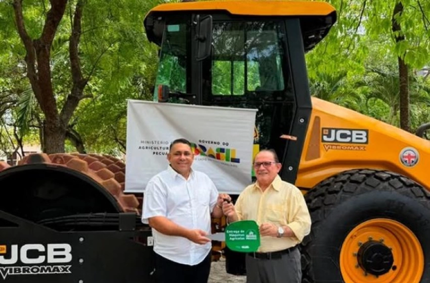 Imagem Prefeito de Aparecida, João Neto recebendo a nova máquina compactadora