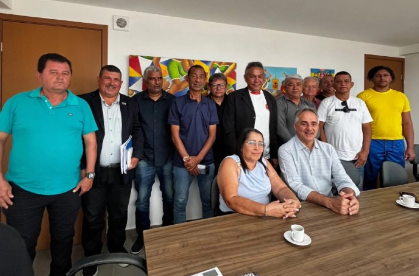 Imagem Reunião de Luciano Cartaxo com representantes de clubes de futebol feminin
