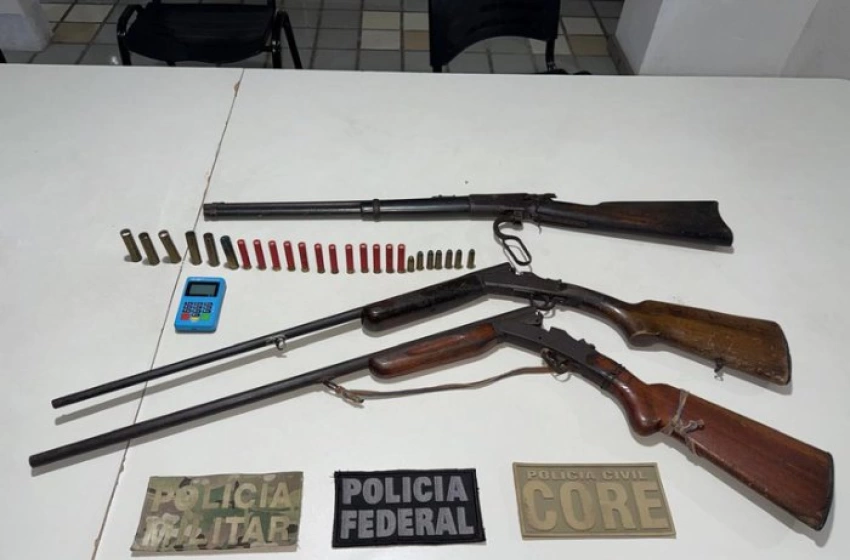 Imagem Armas e drogas apreendidas