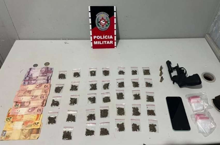 Imagem Arma e drogas apreendidas em ação da PM