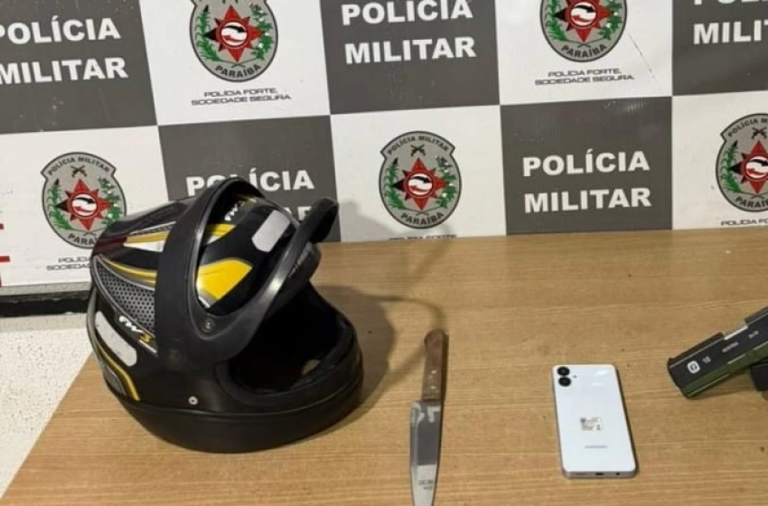 Imagem Faca e simulacro apreendidos em ação da PM, na capital 