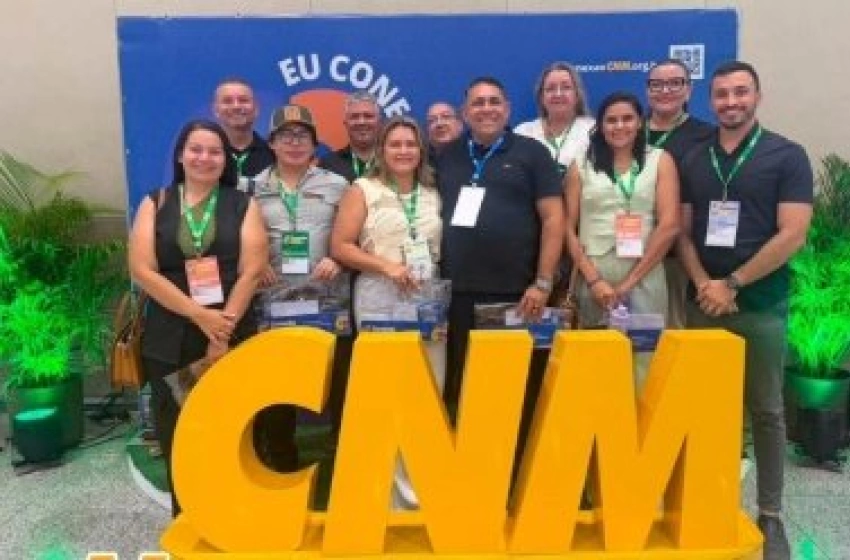 Imagem João Neto participa de capacitação da CNM ao lado de equipe administrativa de Aparecida