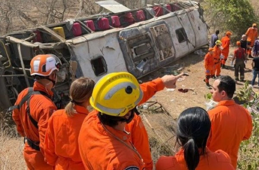 Imagem Capotamento de ônibus de romeiros